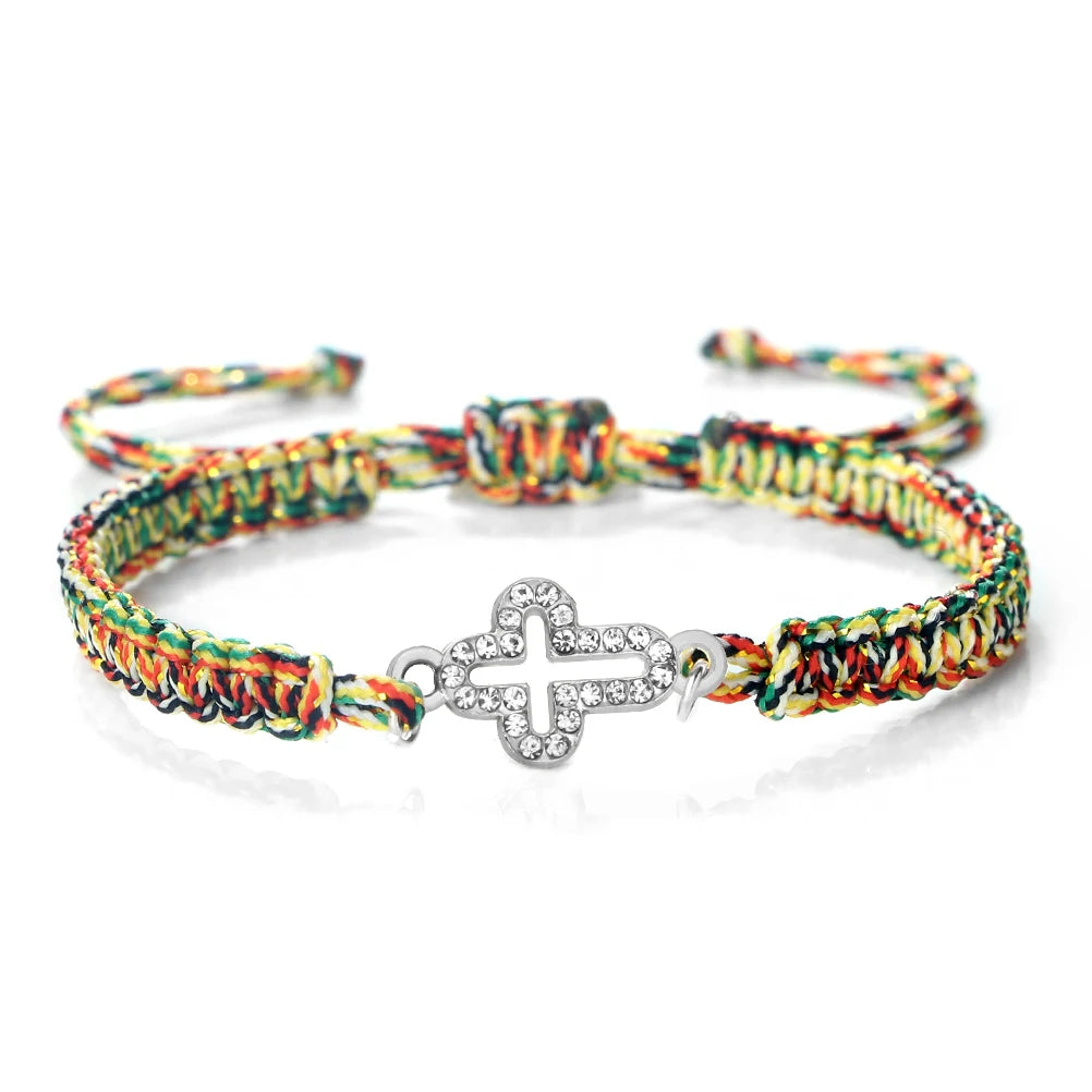 Pulseira ajustável trançada com cruz e detalhes brilhantes