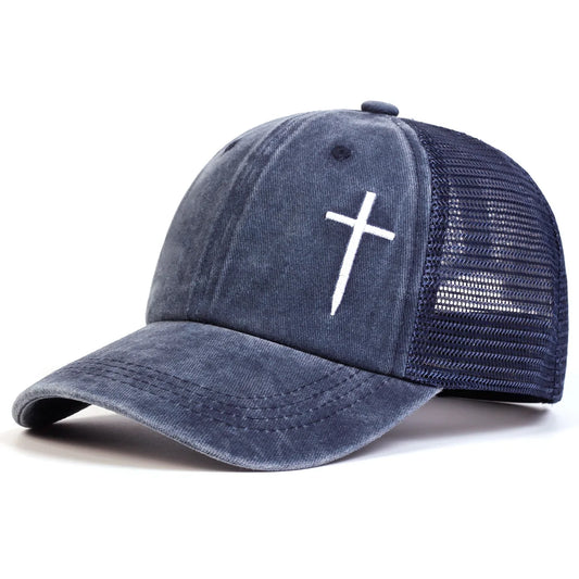 Gorra de camionero con cruz desgastada