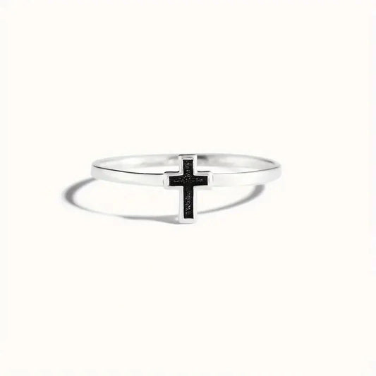 Anello minimalista con croce nera