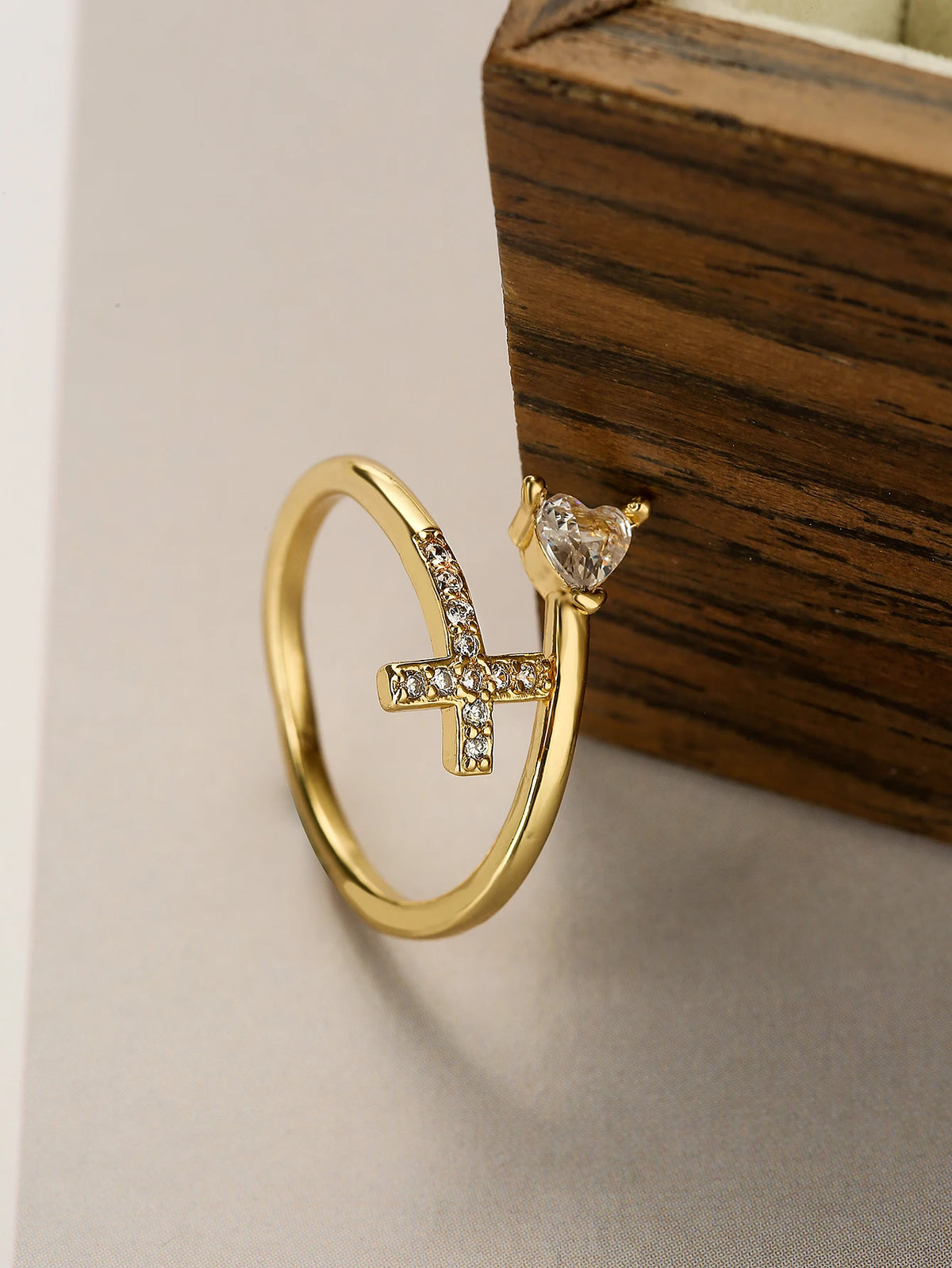 Verstellbarer Kreuzring – funkelnder christlicher Schmuck