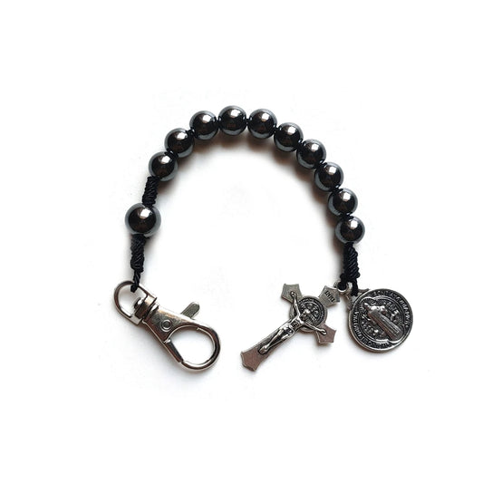 Chaveiro de crucifixo de São Bento com hematita
