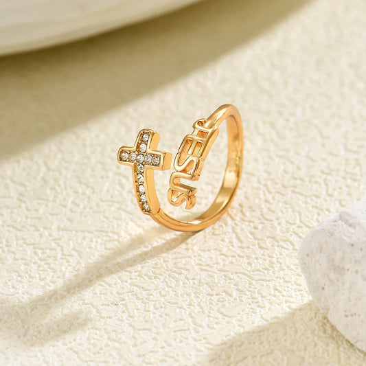 Anillo con cruz de Jesús color dorado y detalles brillantes