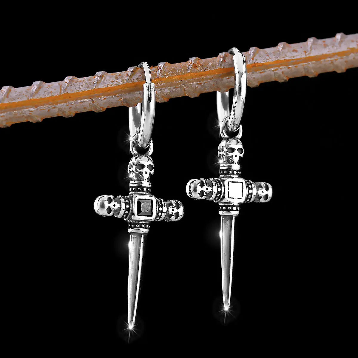 Pendientes colgantes con forma de calavera, daga y cruz