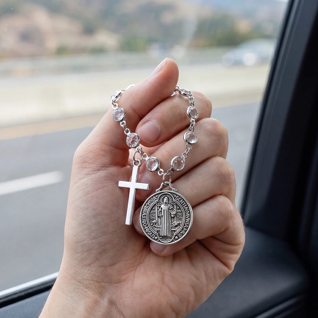 1. Katholisches Schutz-Rosenkranz-Autozubehör mit Sankt-Benedikt-Medaille und Kreuzanhänger zur Dekoration des Autoinnenraums, religiöser Schutzanhänger