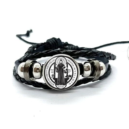 Pulseira com medalha de São Bento e tiras trançadas pretas