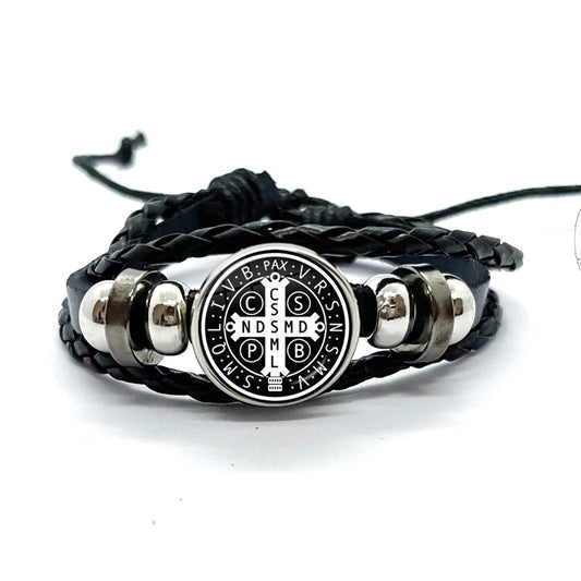 Pulseira com medalha de São Bento e tiras trançadas pretas
