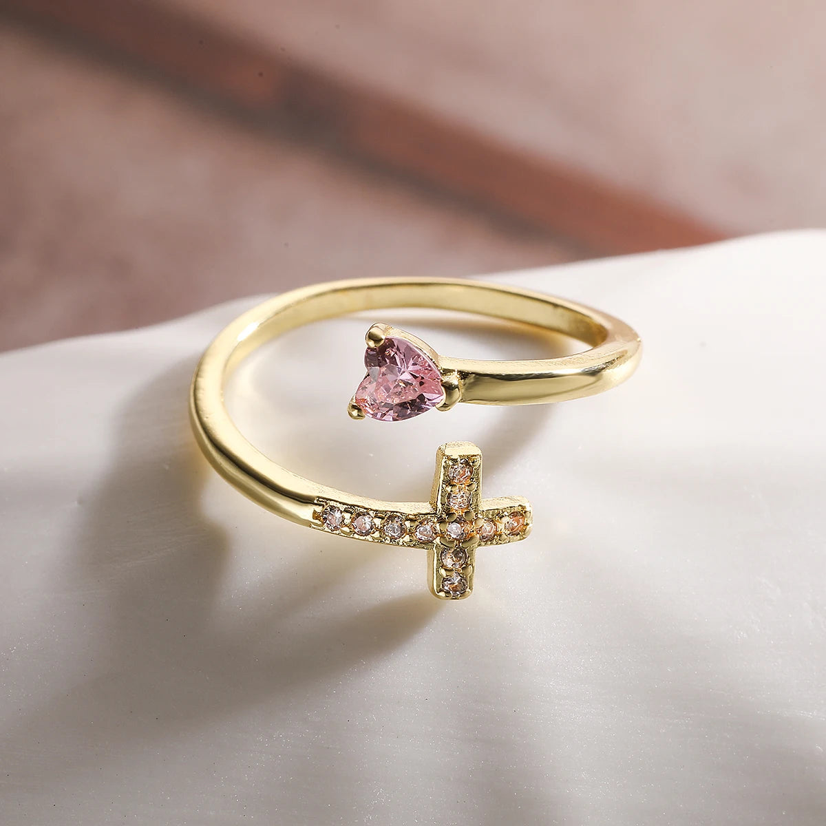 Verstellbarer Kreuzring – funkelnder christlicher Schmuck