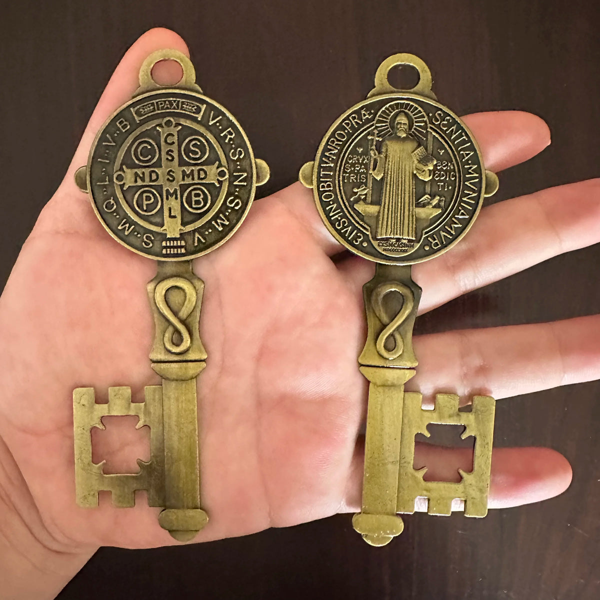 Llave de San Benito - Colgador católico para puerta