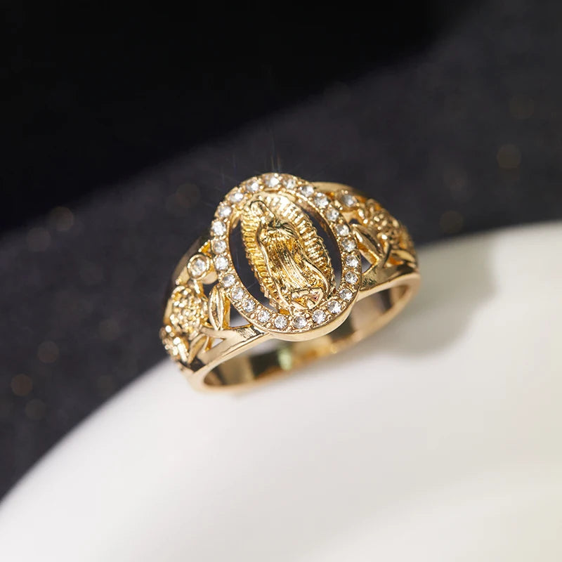 Anillo de la Virgen María con detalles decorativos