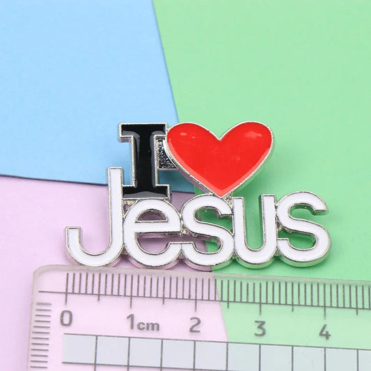 Broche esmaltado "Amo Jesus" com coração vermelho