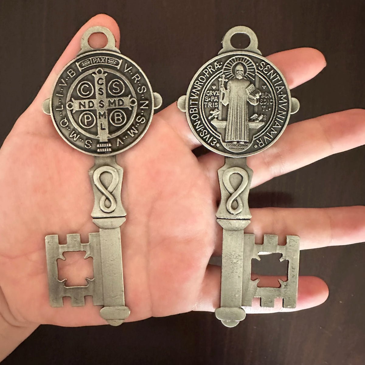 Llave de San Benito - Colgador católico para puerta