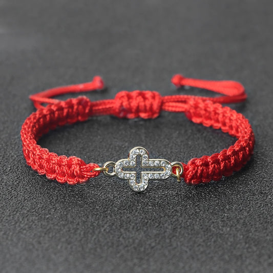 Pulseira ajustável trançada com cruz e detalhes brilhantes
