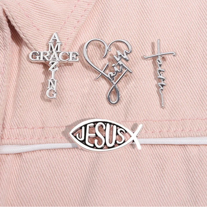 Broche de fe cristiana en cuatro diseños color plata