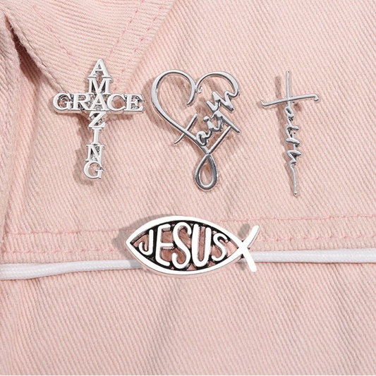 Broche da fé cristã em quatro designs prateados
