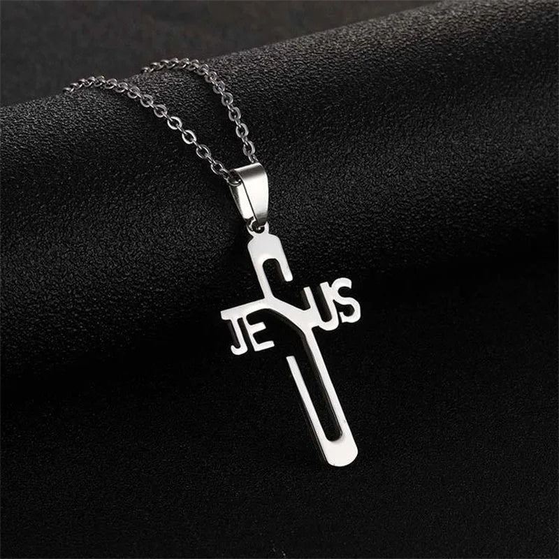 Colar com pingente de cruz de Jesus