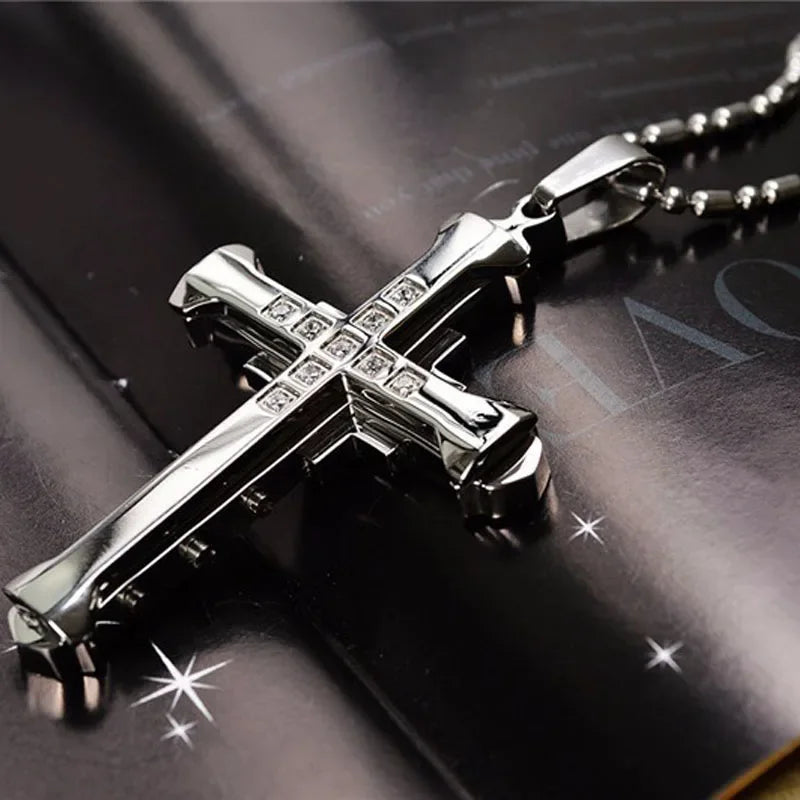 Mehrlagige Kreuzkette – Christlicher Anhänger mit funkelnden Akzenten