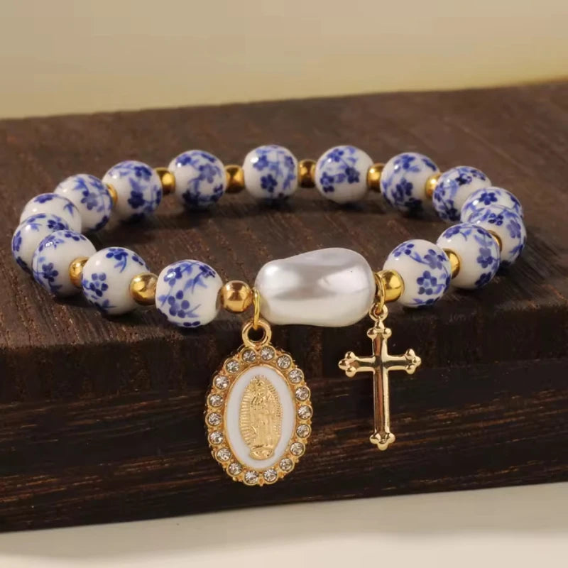 1. Pulsera de cruz con retrato tallado en cuentas de diseño personalizado, ideal como regalo de joyería religiosa diaria para mujer