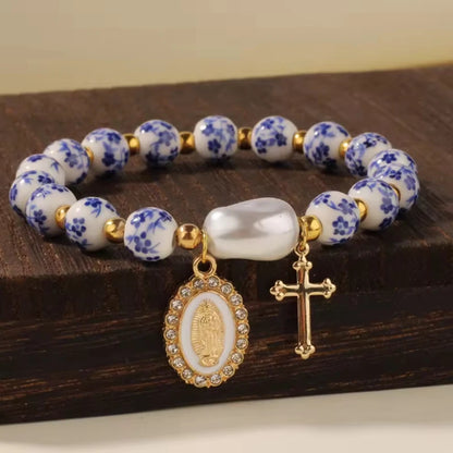 1. Pulsera de cruz con retrato tallado en cuentas de diseño personalizado, ideal como regalo de joyería religiosa diaria para mujer