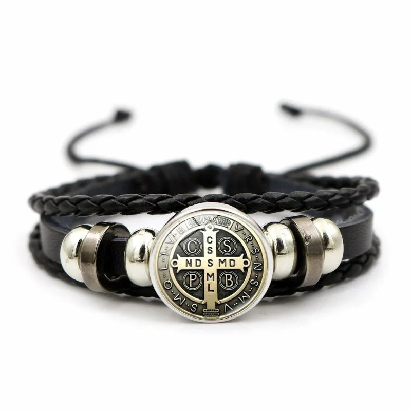 Armband mit dem heiligen Benedikt – Geflochtenes Leder & Glasdom-Detail