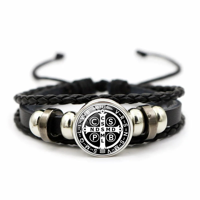 Armband mit dem heiligen Benedikt – Geflochtenes Leder & Glasdom-Detail
