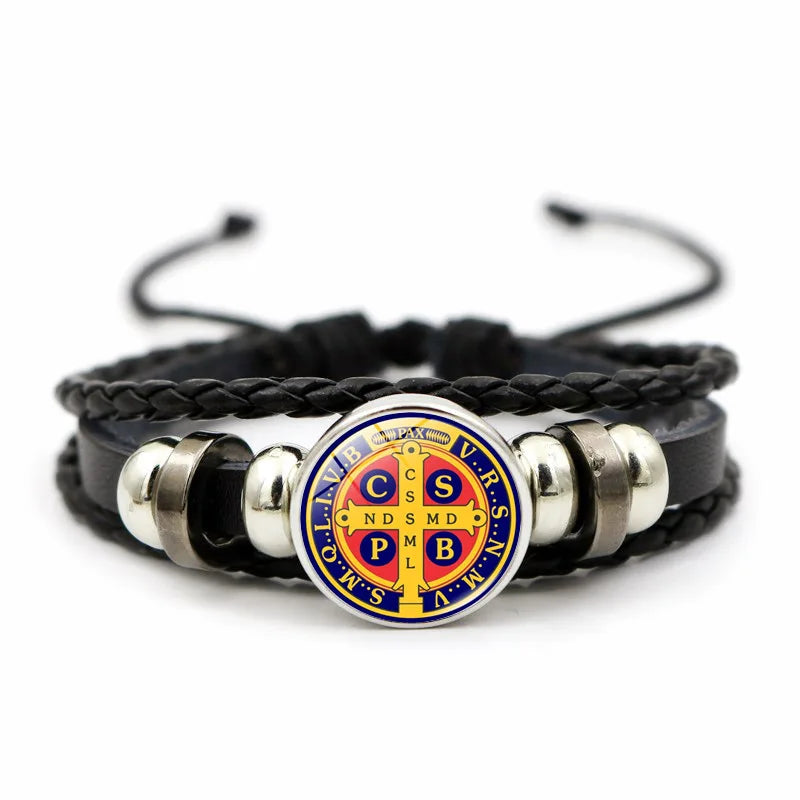 Armband mit dem heiligen Benedikt – Geflochtenes Leder & Glasdom-Detail