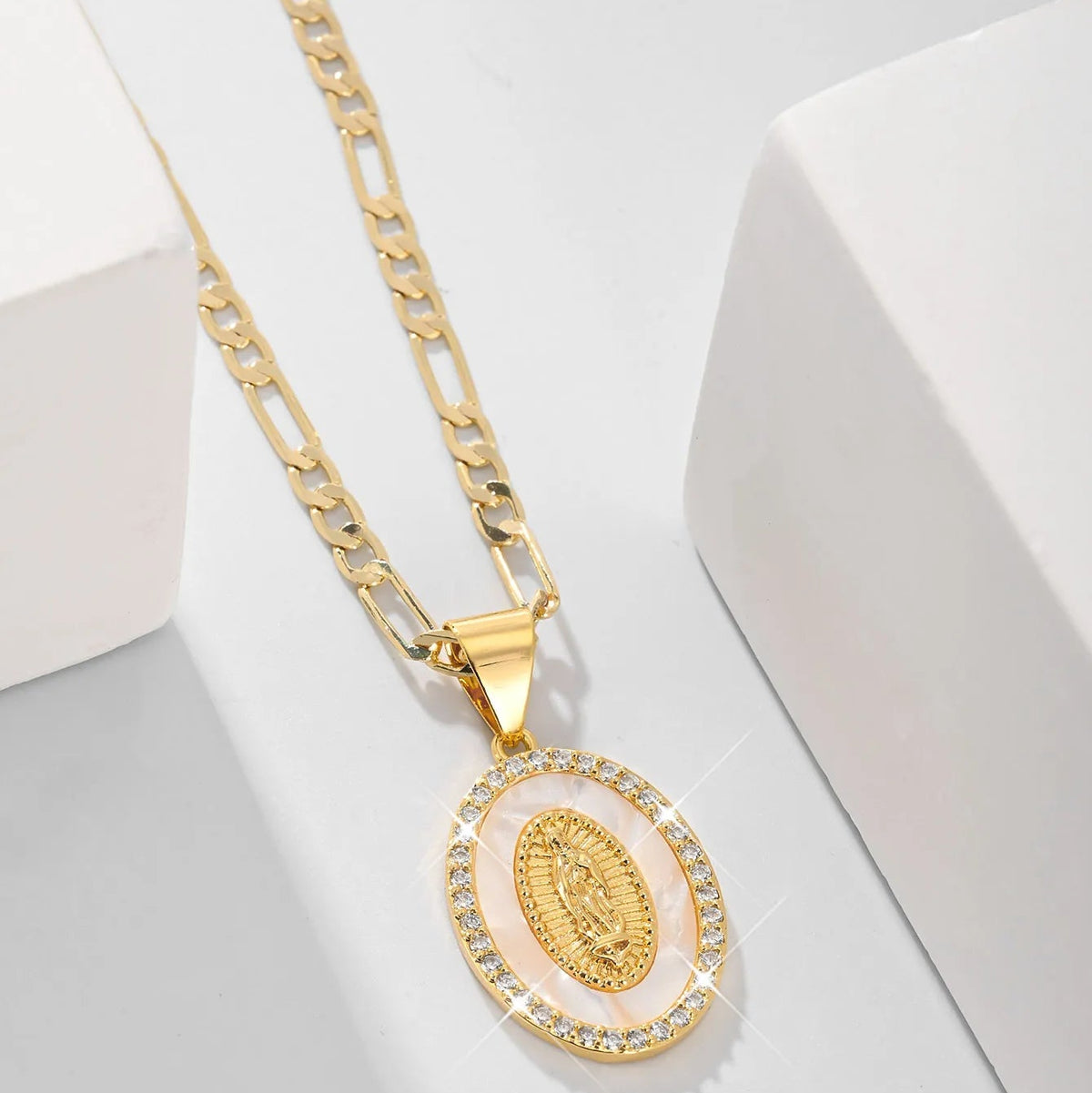 Collar con colgante ovalado de la Virgen María