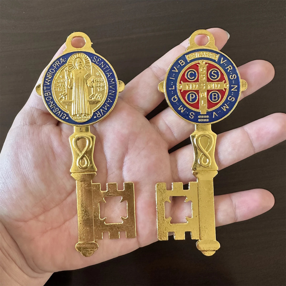 Llave de San Benito - Colgador católico para puerta