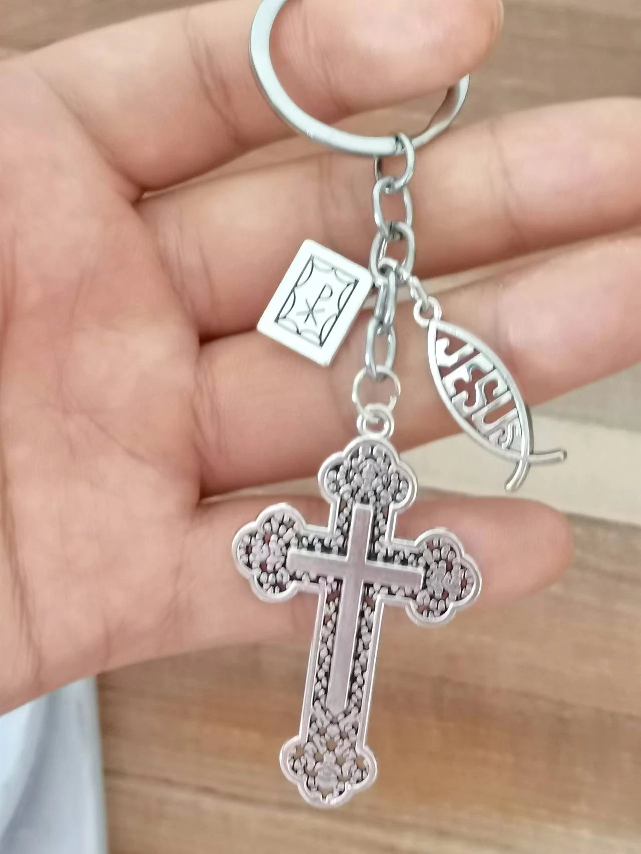 Chaveiro de peixe cruzado da Bíblia Sagrada