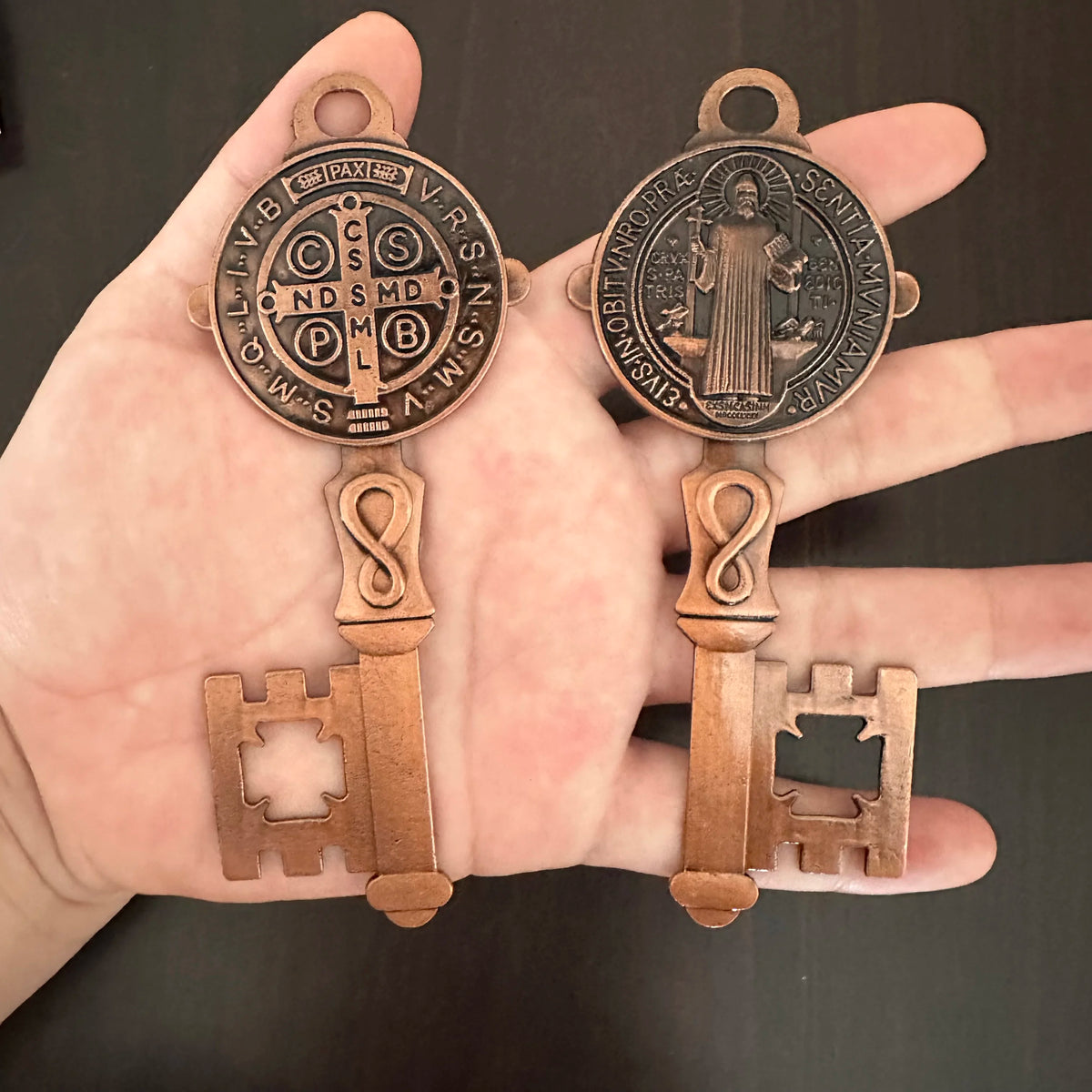 Llave de San Benito - Colgador católico para puerta