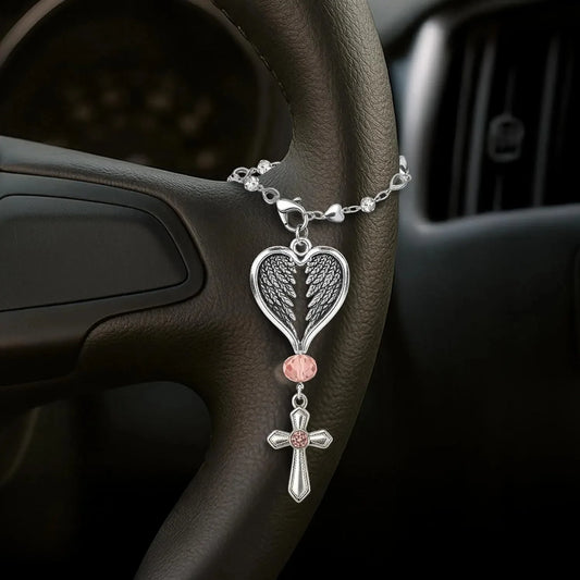 Pingente de cruz com asa de anjo - Enfeite prateado para carro e bolsa