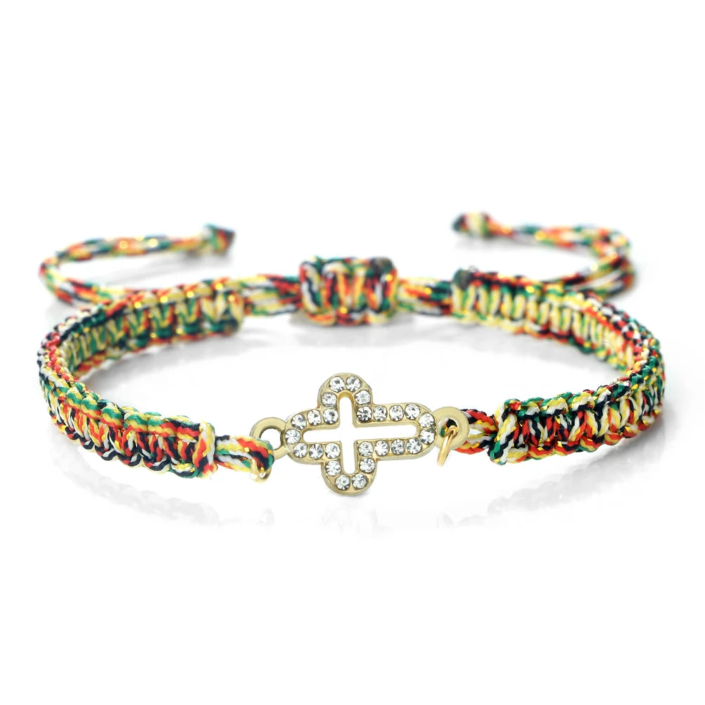 Pulseira ajustável trançada com cruz e detalhes brilhantes