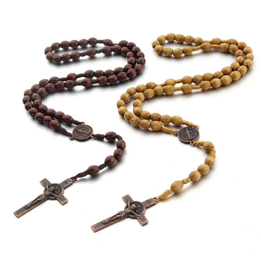Conjunto com 2 terços de madeira e pingentes de crucifixo