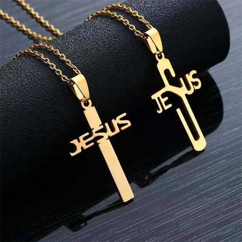 Colar com pingente de cruz de Jesus