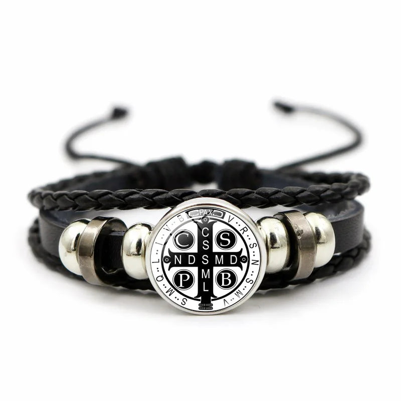 Armband mit dem heiligen Benedikt – Geflochtenes Leder & Glasdom-Detail