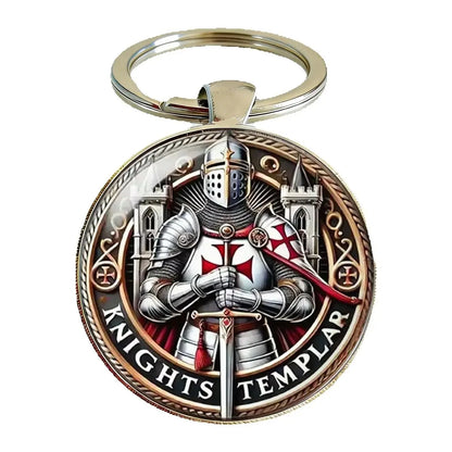 Schlüsselanhänger mit mittelalterlichem Ritter und von den Tempelrittern inspiriertem Motiv