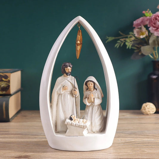 Escultura da Sagrada Família em um presépio com estrela pendente