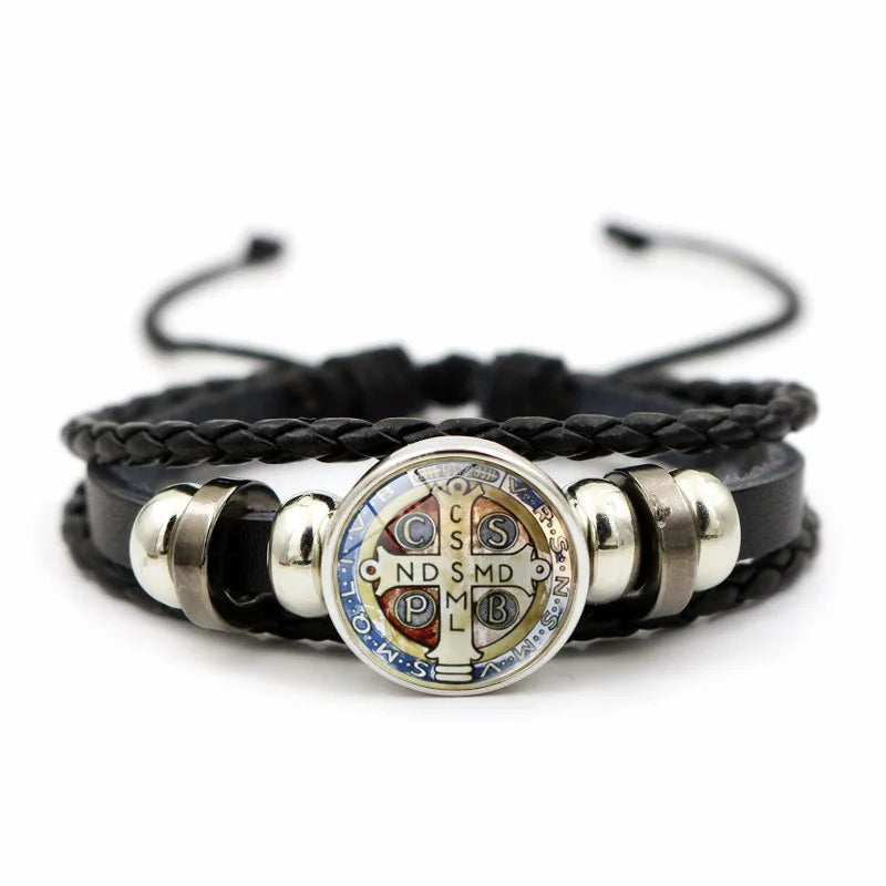 Armband mit dem heiligen Benedikt – Geflochtenes Leder & Glasdom-Detail