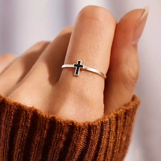 Anello minimalista con croce nera