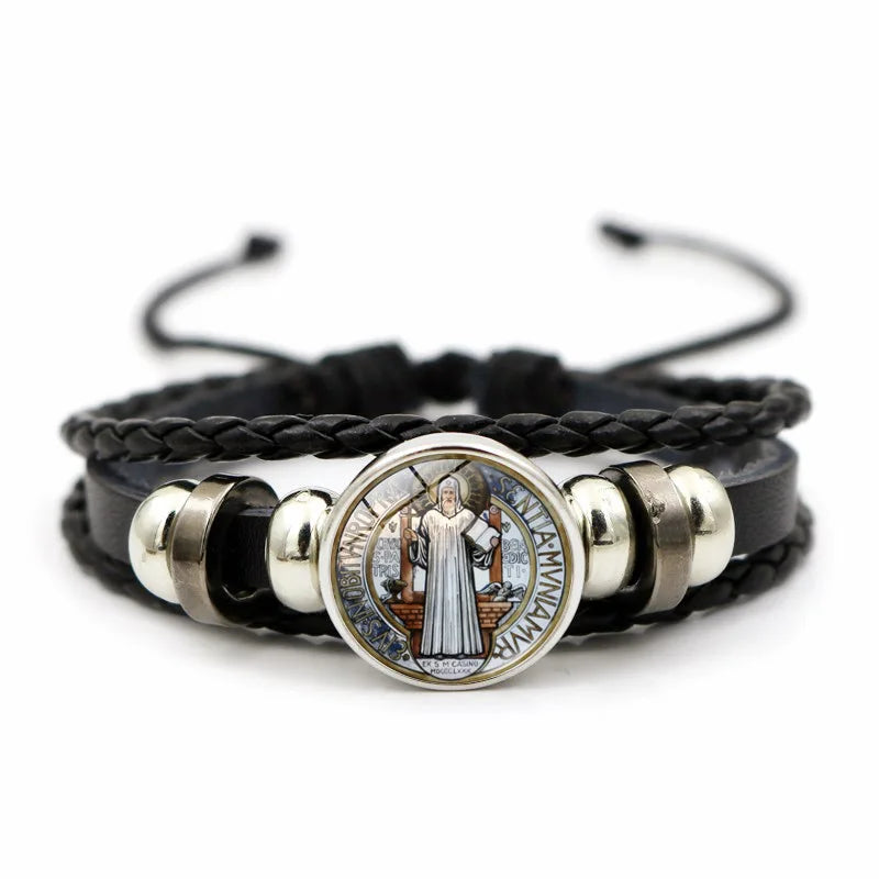Armband mit dem heiligen Benedikt – Geflochtenes Leder & Glasdom-Detail