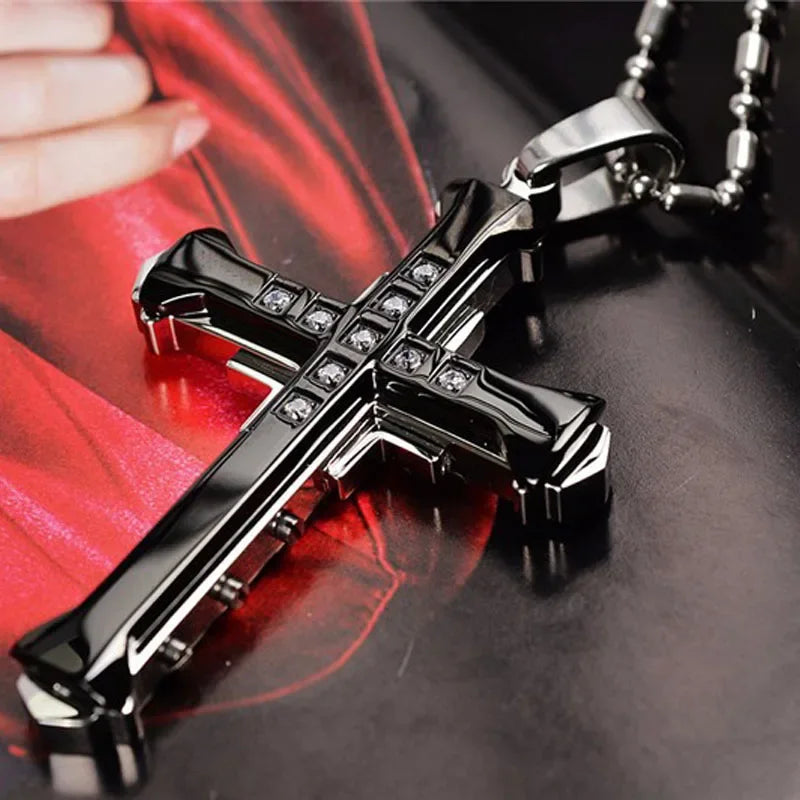 Mehrlagige Kreuzkette – Christlicher Anhänger mit funkelnden Akzenten