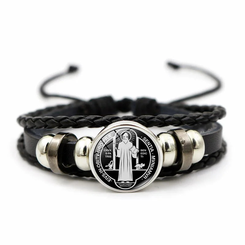 Armband mit dem heiligen Benedikt – Geflochtenes Leder & Glasdom-Detail