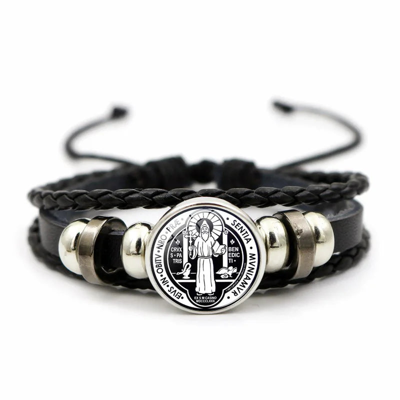 Armband mit dem heiligen Benedikt – Geflochtenes Leder & Glasdom-Detail