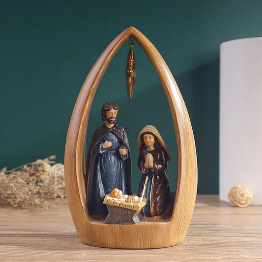 Escultura da Sagrada Família em um presépio com estrela pendente