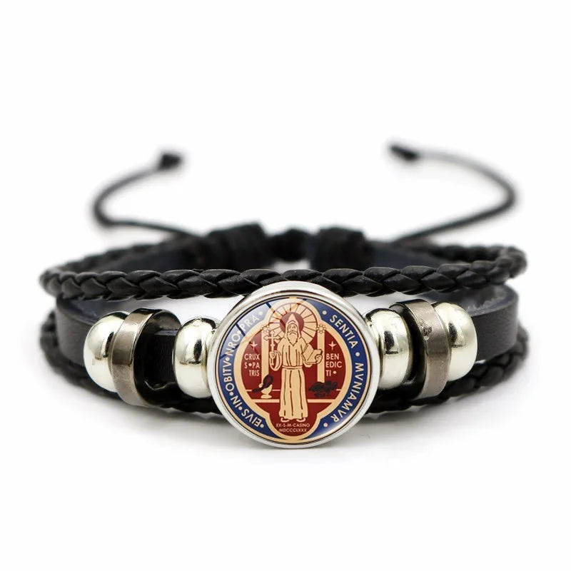 Armband mit dem heiligen Benedikt – Geflochtenes Leder & Glasdom-Detail