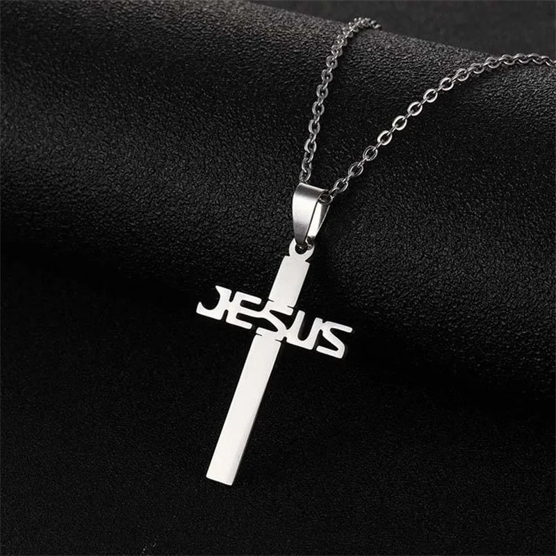 Colar com pingente de cruz de Jesus
