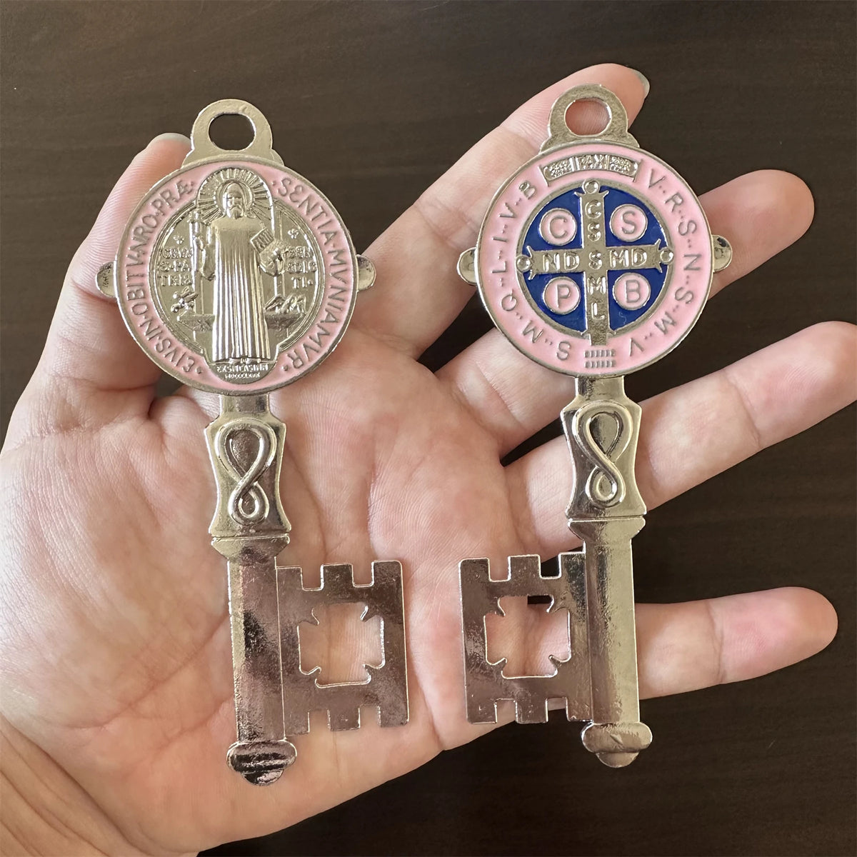 Llave de San Benito - Colgador católico para puerta