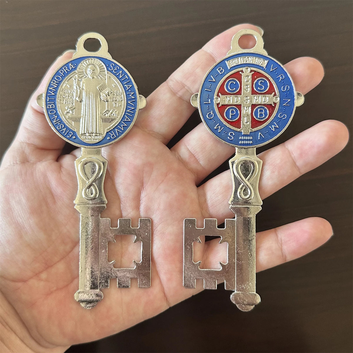 Llave de San Benito - Colgador católico para puerta